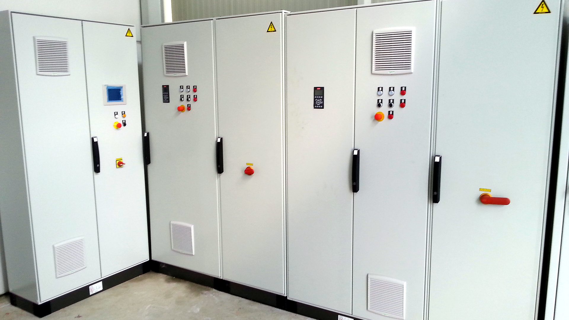 Vrstica industrijskih krmilnih omar Elektro Vavh v proizvodnem okolju